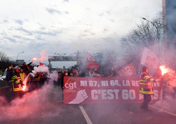 Imagen secundaria 1 - Imágenes de las protestas en París