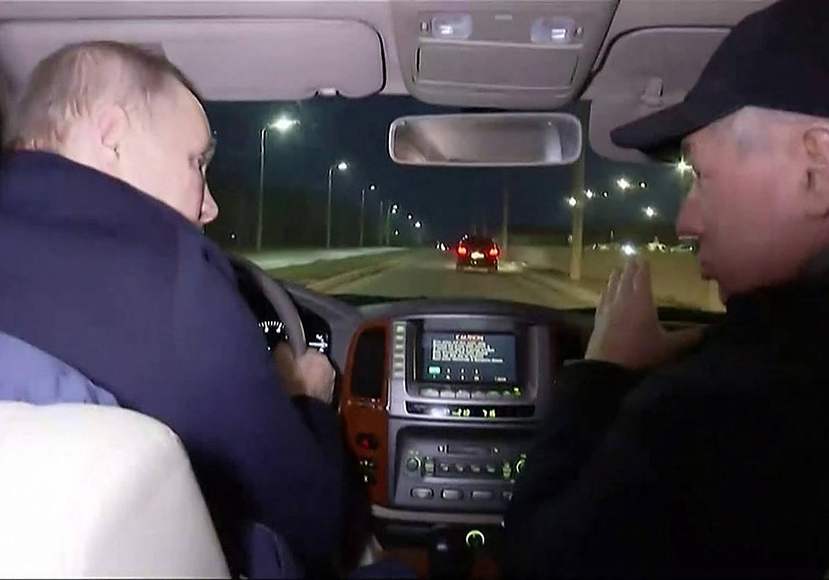 Putin conduce a su llegada a Mariúpol, según fuentes rusas