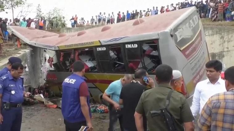 Mueren 19 personas al caer un autobús de pasajeros a una zanja en Bangladés