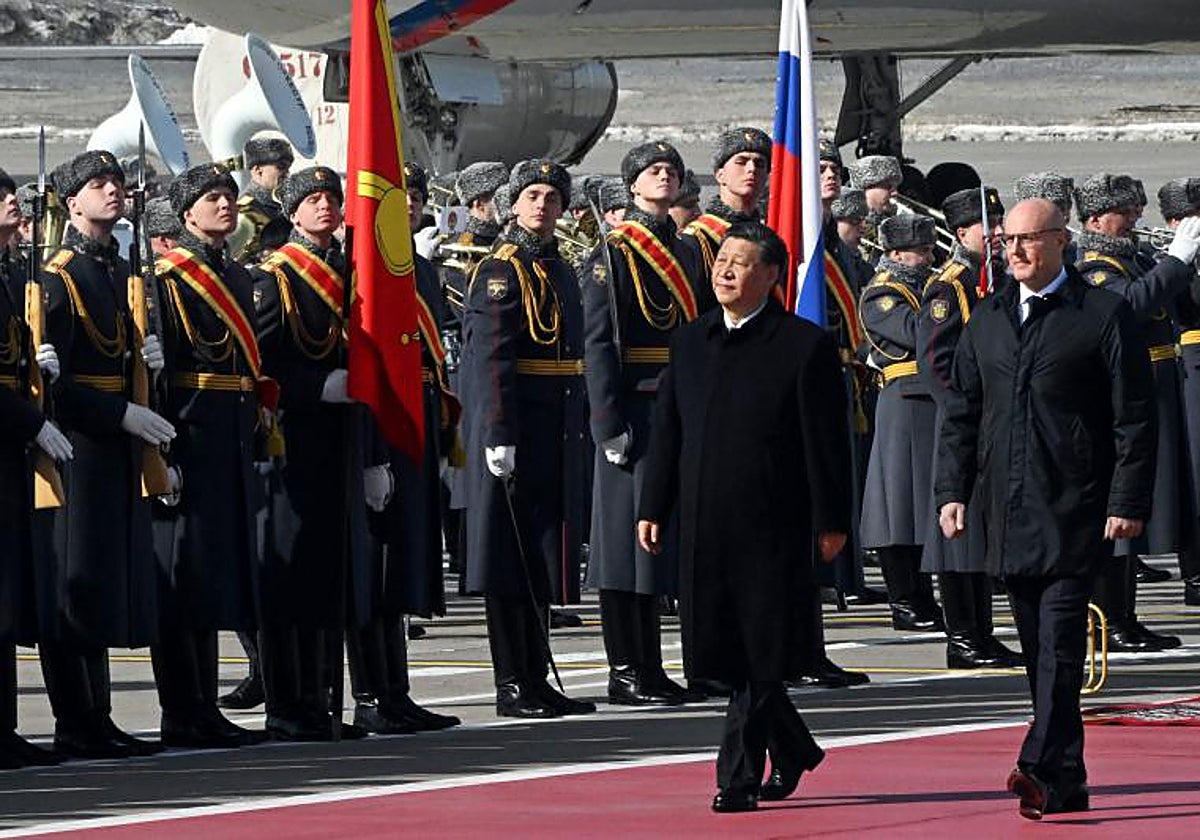 El presidente de China, Xi Jinping, acompañado por el viceprimer ministro ruso, Dmitry Chernyshenko