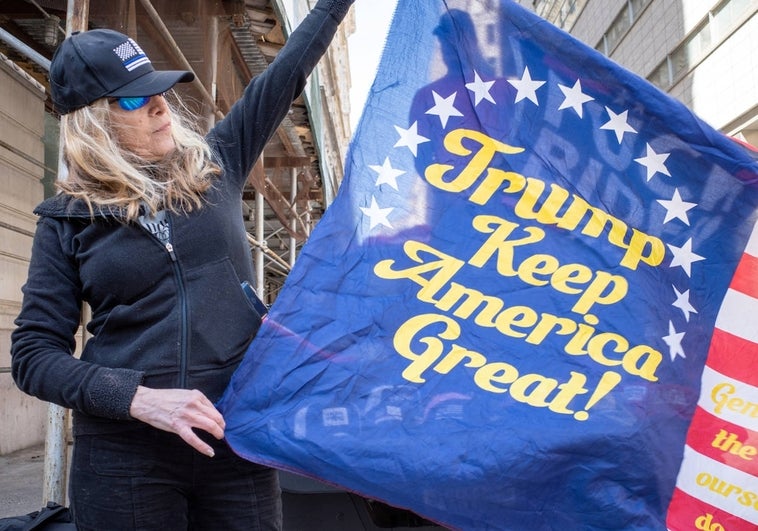 Calma frente al tribunal de Manhattan donde se espera que Trump sea imputado: «Esto lo convierte en un mártir»