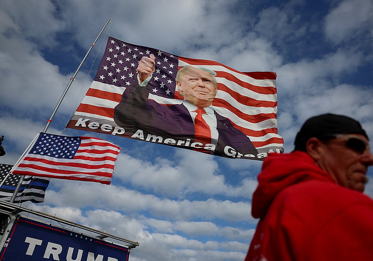 Seguidores de Trump muestran su apoyo al expresidente en Mar-a-Lago