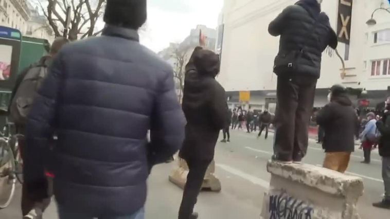 Se desata la violencia en las protestas de París contra la reforma de las pensiones