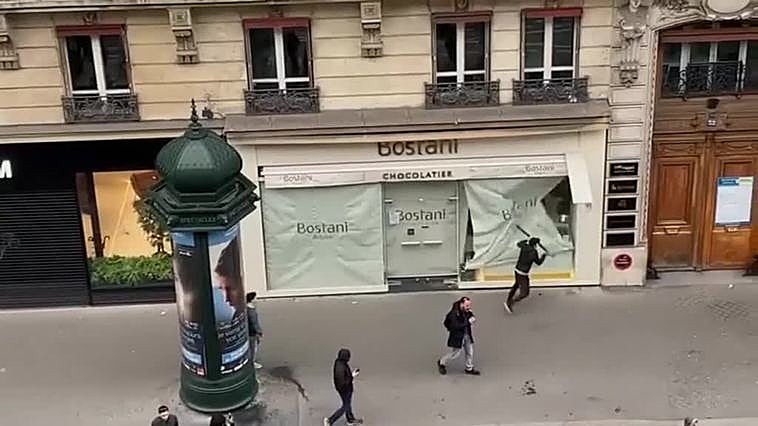 Las protestas contra el 'decretazo' de Macron desatan una ola de violencia contra las instituciones