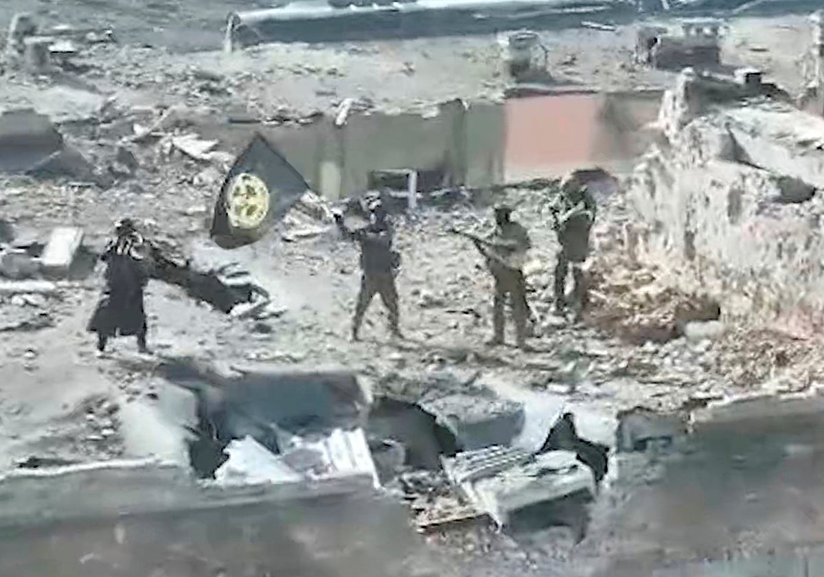 Un grupo de mercenarios de los Wagner en la azotea de un edificio de Bajmut