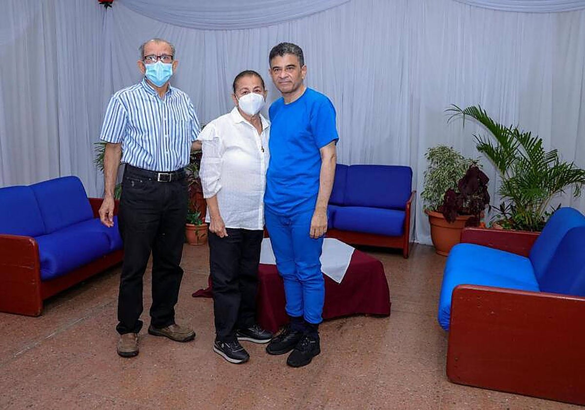 Rolando Álvarez (d), junto a sus hermanos durante una visita este sábado en el Sistema Penitenciario Nacional Jorge Navarro de Tipitapa