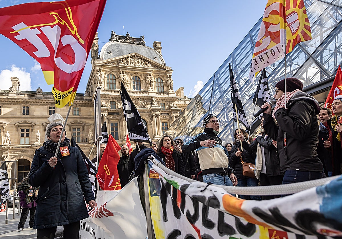 Empleados del Museo del Louvre bloquean la entrada durante una protesta