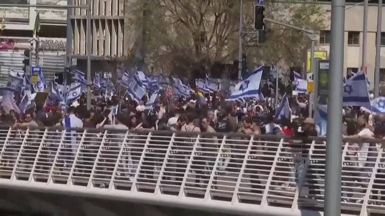 Netanyahu cede ante la ola de protestas y frena la polémica reforma judicial