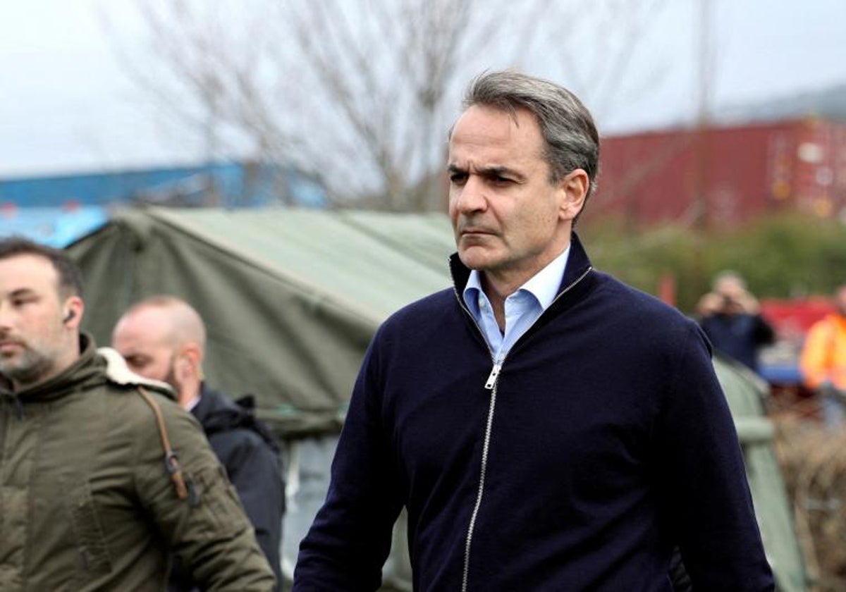 Foto del 1 de marzo, el primer ministro griego, Kyriakos Mitsotakis, visita el lugar del accidente, donde chocaron dos trenes, cerca de la ciudad de Larissa