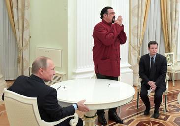 El Ministerio de Defensa de Ucrania se burla de Rusia por 'fichar' a Steven Seagal