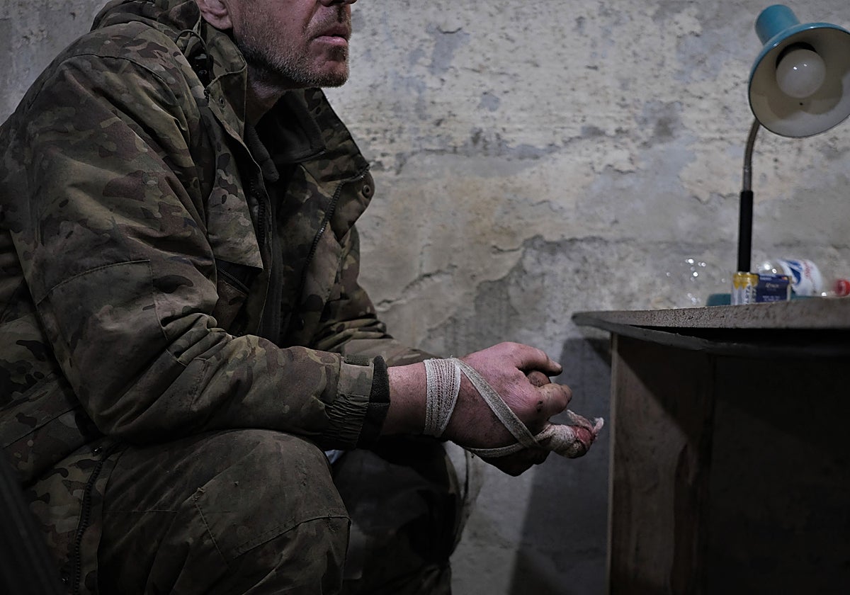 Un miembro de Wagner durante un interrogatorio ucraniano en Bajmut