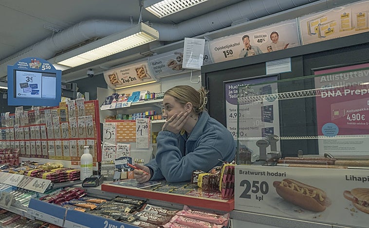 Imagen principal - Arriba, Sara, que ve con buenos ojos la entrada en la OTAN. A la izquierda, Elija, una taxista a la que no le convence la adhesión. A la derecha, un guarda fronterizo