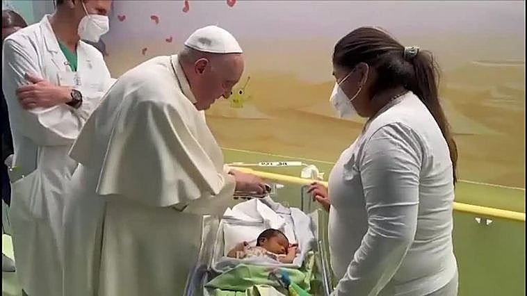 El papa bautiza a un bebé en el hospital en el que está ingresado
