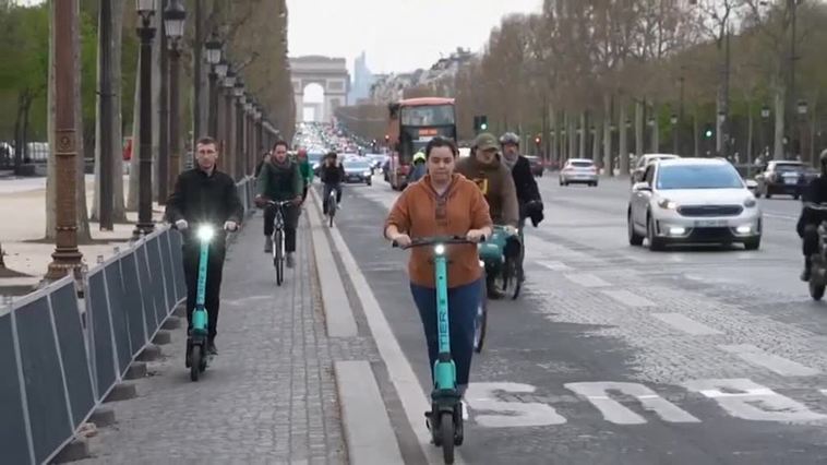 Los parisinos deciden este domingo el futuro de los patinetes eléctricos