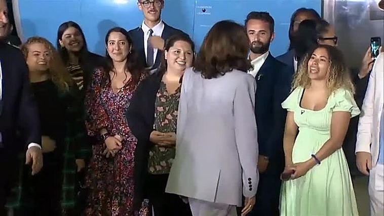 Kamala Harris abandona con honores Zambia y pone fin a su gira africana