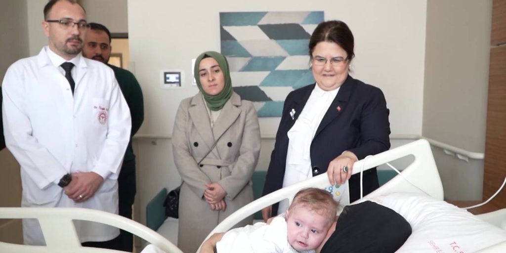 Una madre y su bebé que pasó 128 horas bajo los escombros se reencuentran 54 días después del terremoto de Turquía