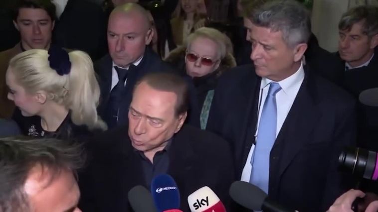 Berlusconi es ingresado en cuidados intensivos en un hospital de Milán