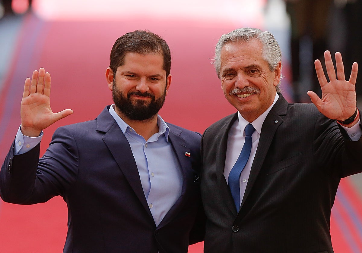 Gabriel Boric y Alberto Fernández ayer en el Palacio de la Moneda
