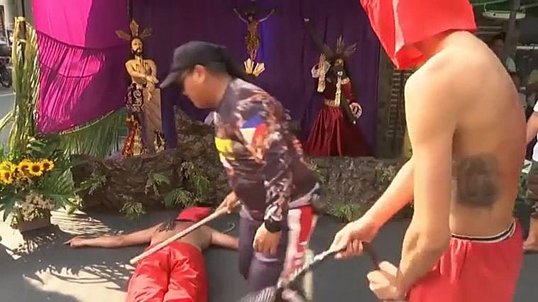 Devotos filipinos purgan sus pecados a golpe de látigo