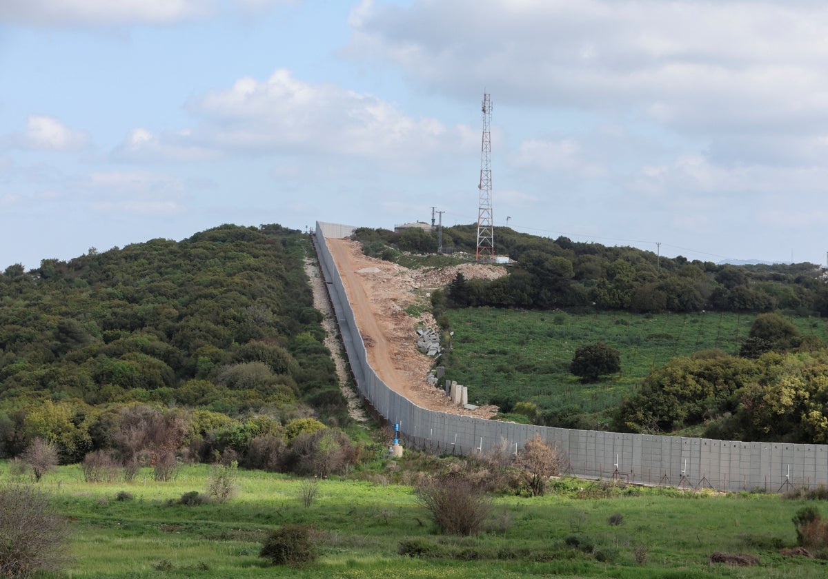 Muro fronterizo entre el Líbano e Israel visto desde la ciudad libanesa de Marwahin