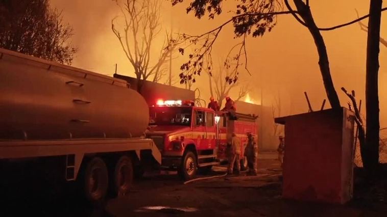 Espectacular incendio en la Central de Abastos de Ciudad de México