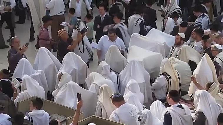 Miles de judíos devotos rezan en el Muro de las Lamentaciones de Jerusalén durante la Pascua