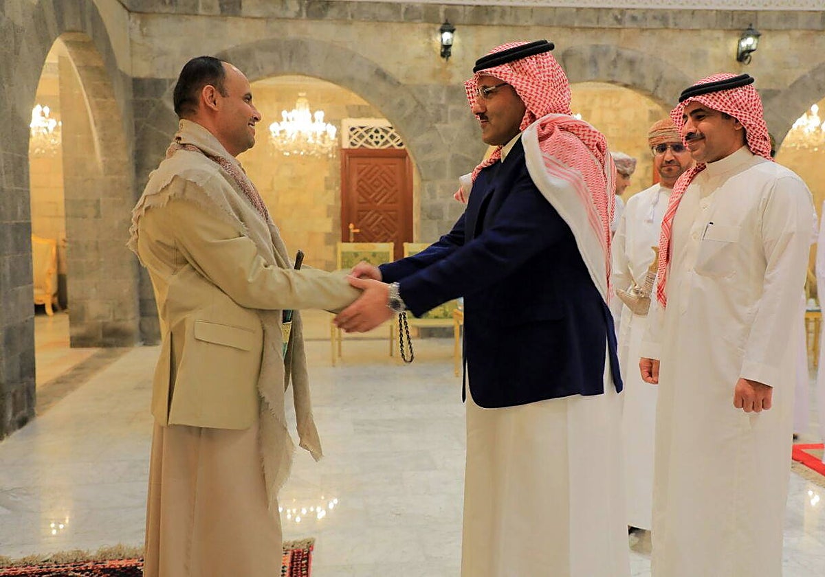 El presidente del Consejo Político Supremo formado por los Huti, Mahdi Al-Mashat (izq.), saluda a una delegación saudí en Saná