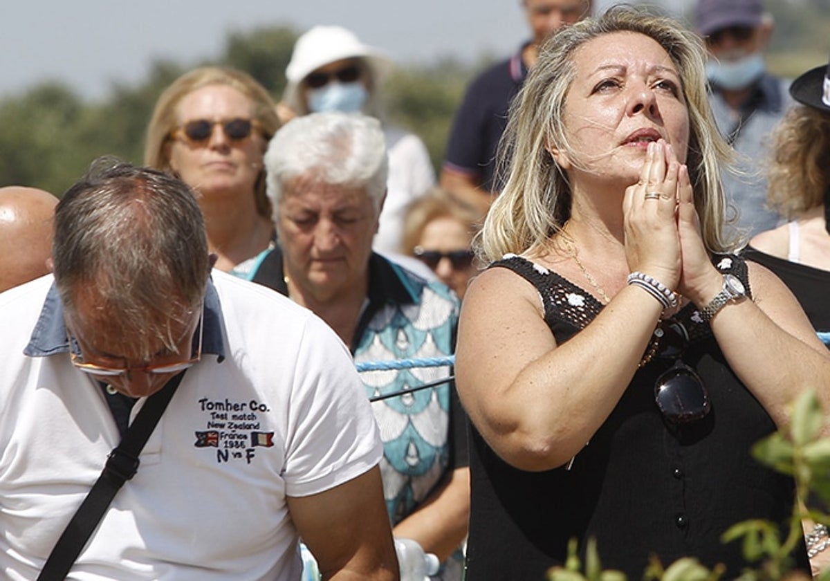 La devota Gisella Cardia rezando a la Virgen de Trevignano