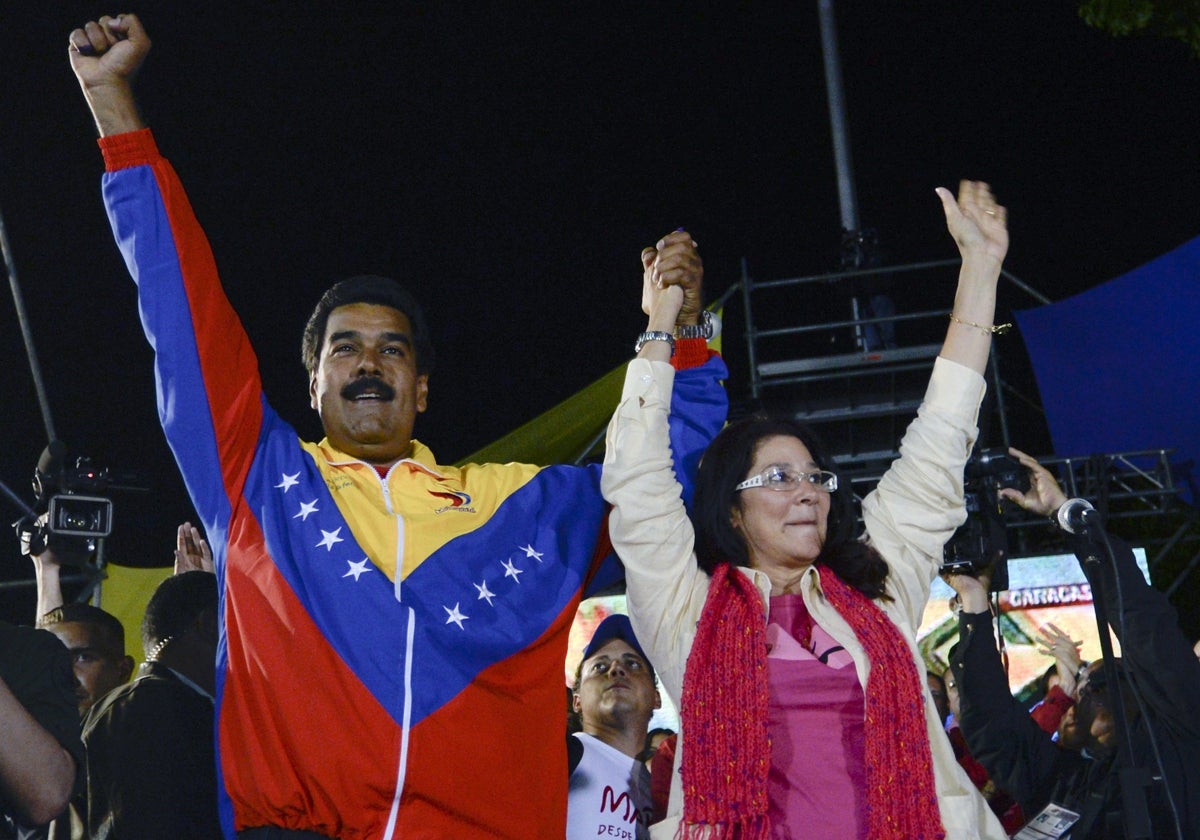 Nicolás Maduro celebra con su esposa Cilia Flores los resultados electorales en Caracas el 14 de abril de 2013