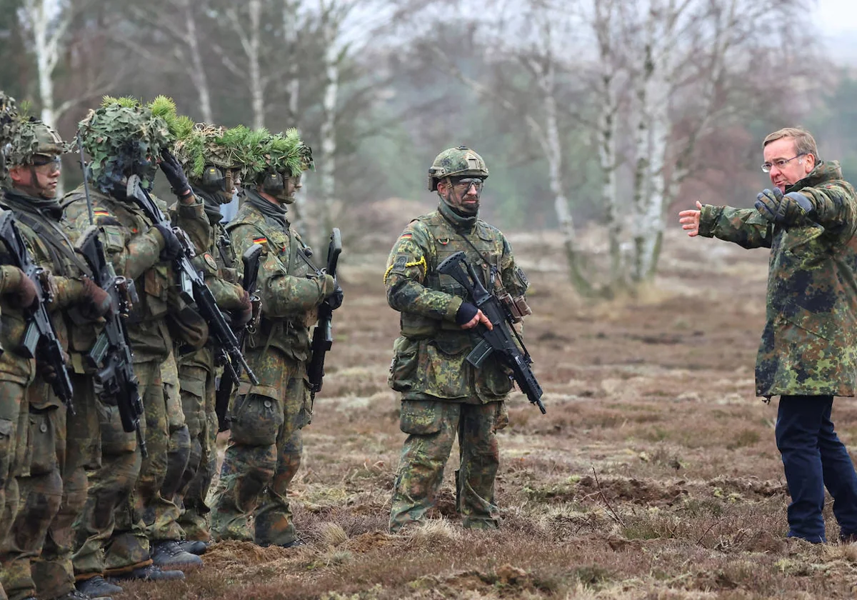 El ministro alemán de Defensa, Boris Pistorius, visita a un grupo de soldados de las Fuerzas Armadas alemanas durante una práctica de tiro