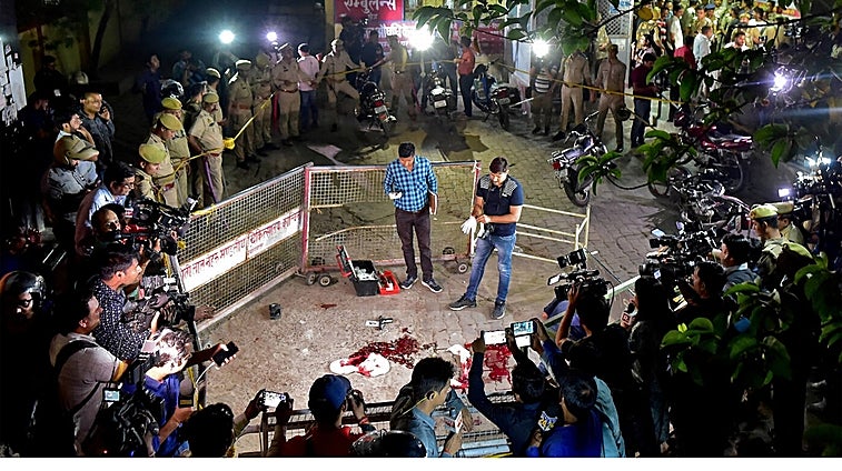 En vídeo: Asesinados a tiros un antiguo político indio y su hermano