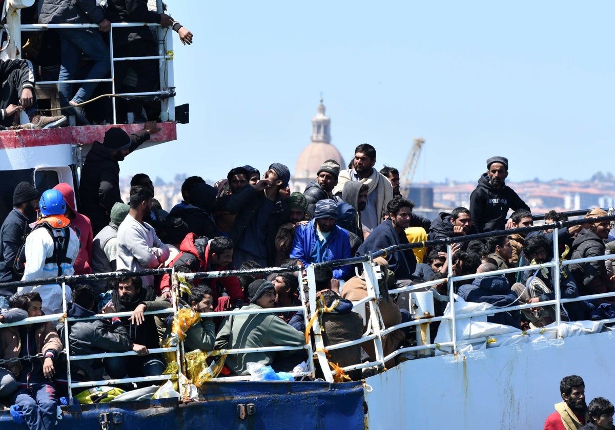 600 inmigrantes desembarcan en el puerto siciliano de Catania, sur de Italia