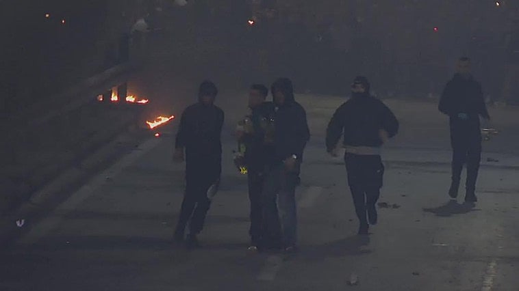 Noche de cócteles molotov, bengalas y petardos en Atenas