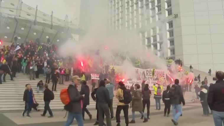 Manifestantes en contra de la reforma de la edad de la jubilación toman el edificio de la Bolsa en París