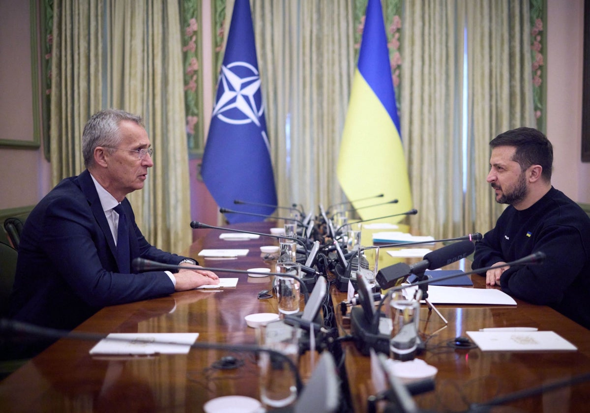 El secretario general de la OTAN, Jens Stoltenberg, con el presidente ucraniano, Volodímir Zelenski, este jueves en Kiev