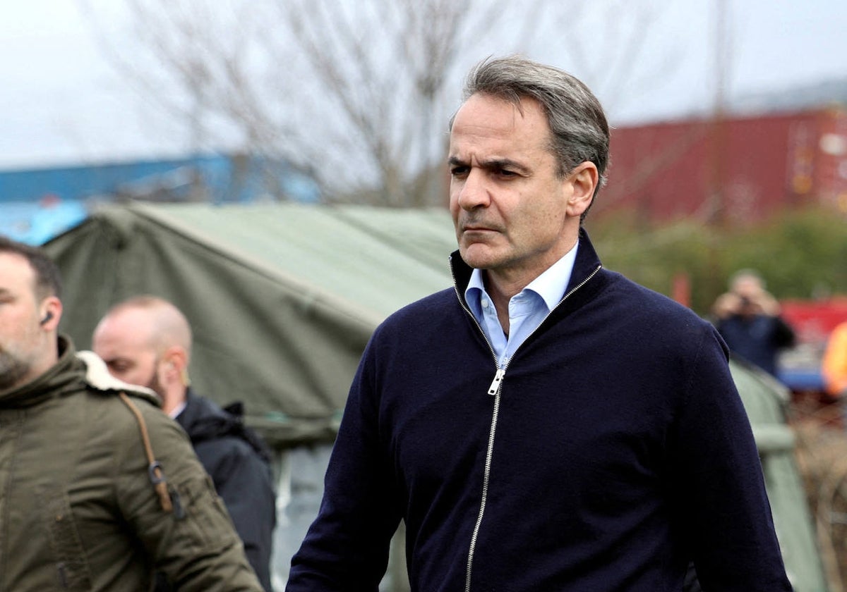 El primer ministro griego, Kyriakos Mitsotakis, visita el lugar donde se produjo el accidente de tren