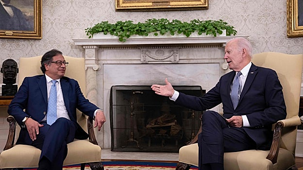 El presidente estadounidense Joe Biden (d) la semana pasada con el presidente colombiano Gustavo Petro en el Despacho Oval de la Casa Blanca