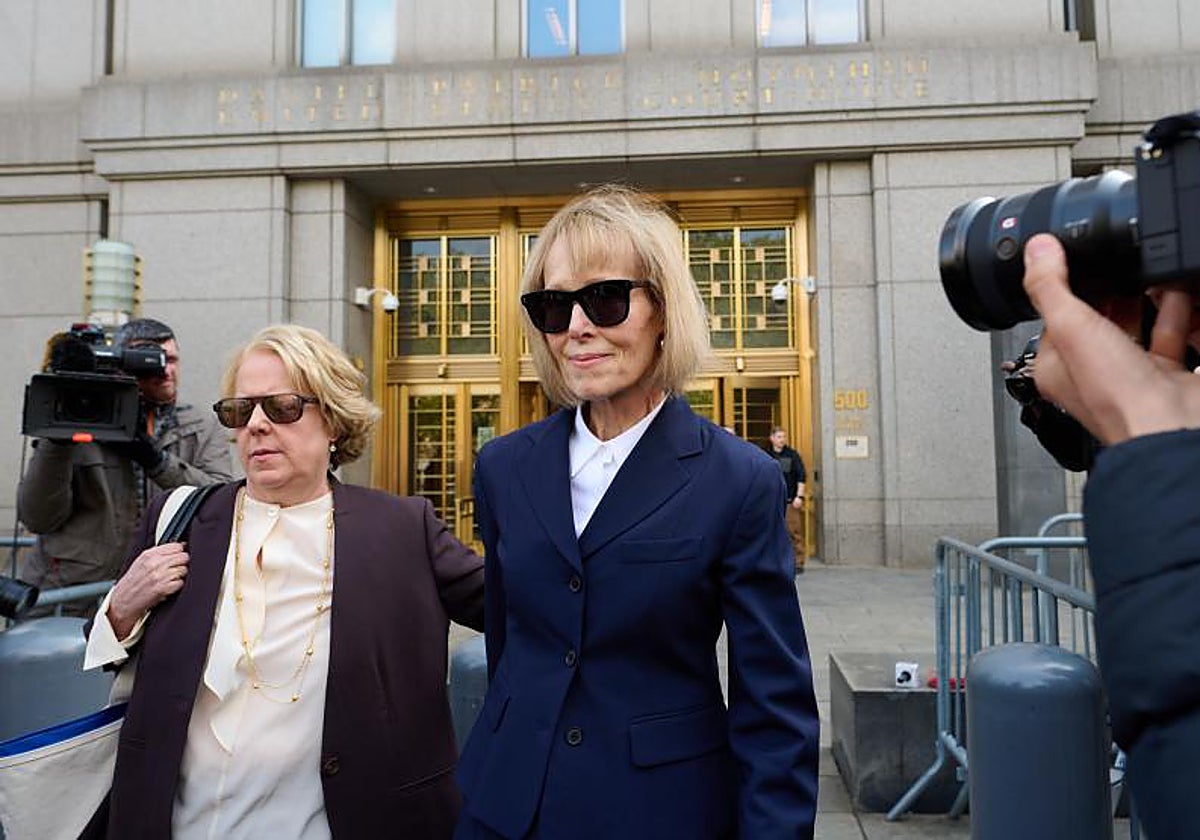 La escritora estadounidense E Jean Carroll (derecha) deja el Tribunal Federal de Manhattan con la abogada Roberta Kaplan al final del segundo día del juicio por violación y difamación de Carroll contra Trump.