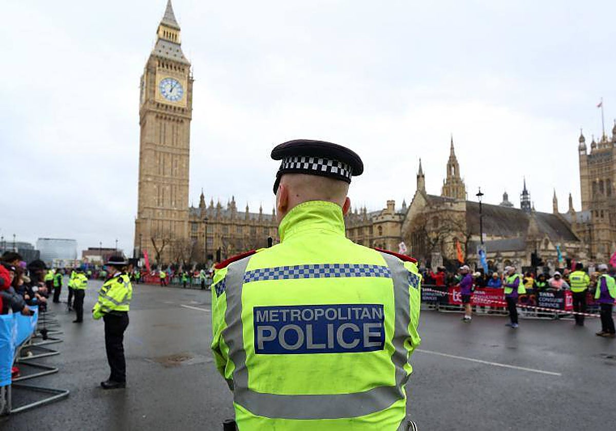 Agente de la Policía Metropolitana de Londres frente al Parlamento