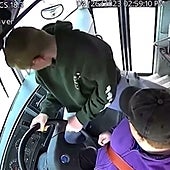 Un niño salva a 37 personas al conducir un autobús escolar: «su hijo es un héroe»