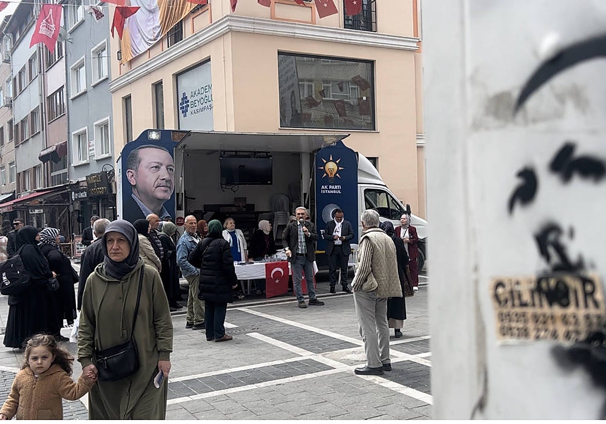 Mitin en el barrio de Estambul que vio nacer a Erdogan