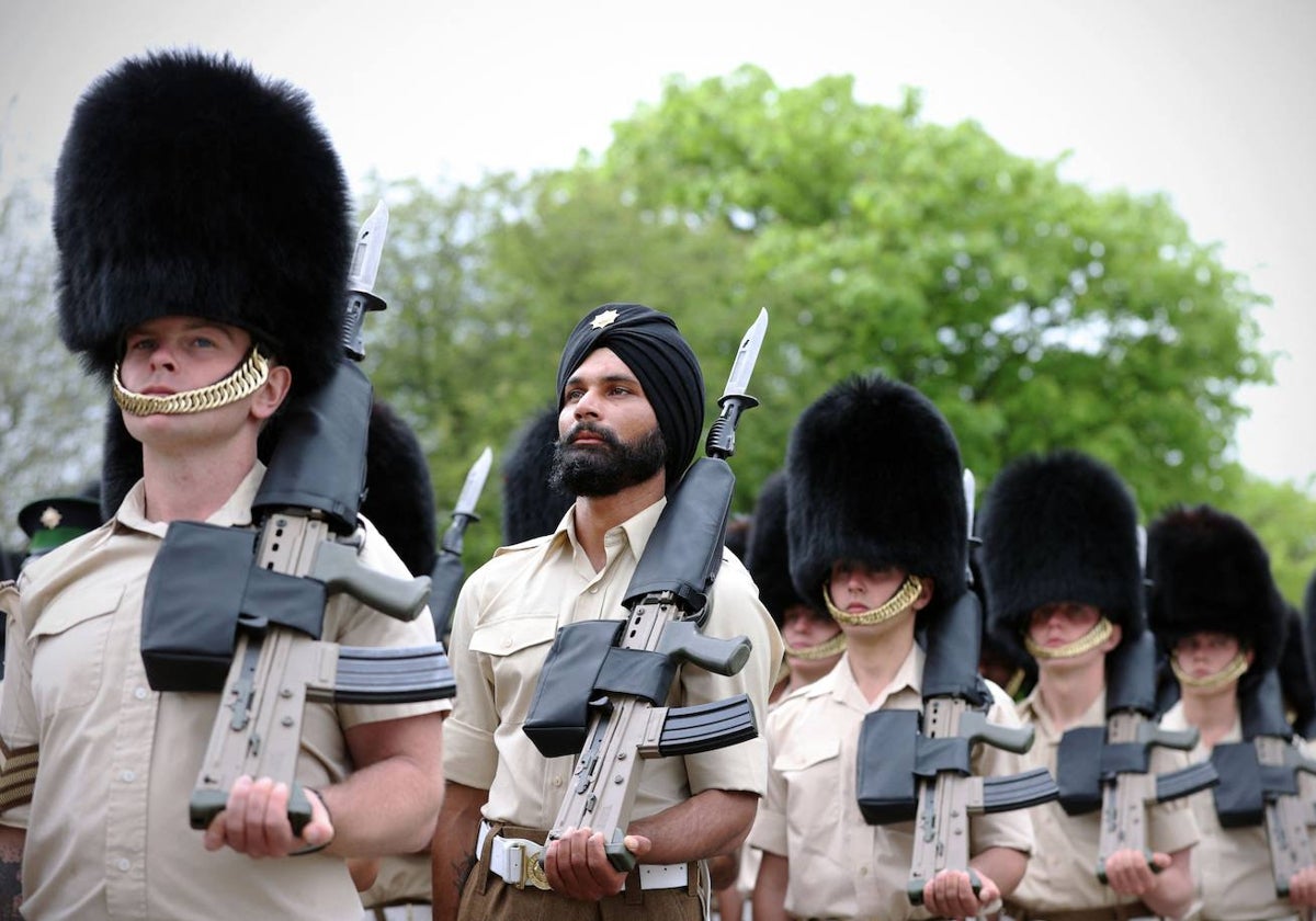 Los soldados se cuadran mientras guardias, oficiales y bandas de la División Doméstica participan en un ensayo para la próxima coronación del rey Carlos III de Gran Bretaña en Aldershot, al suroeste de Londres