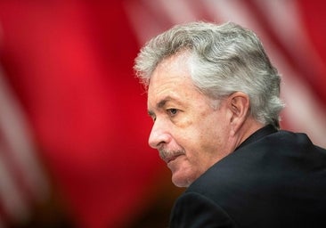 El director de la CIA y el lingüista Noam Chomsky, entre los contactos del pedófilo Epstein
