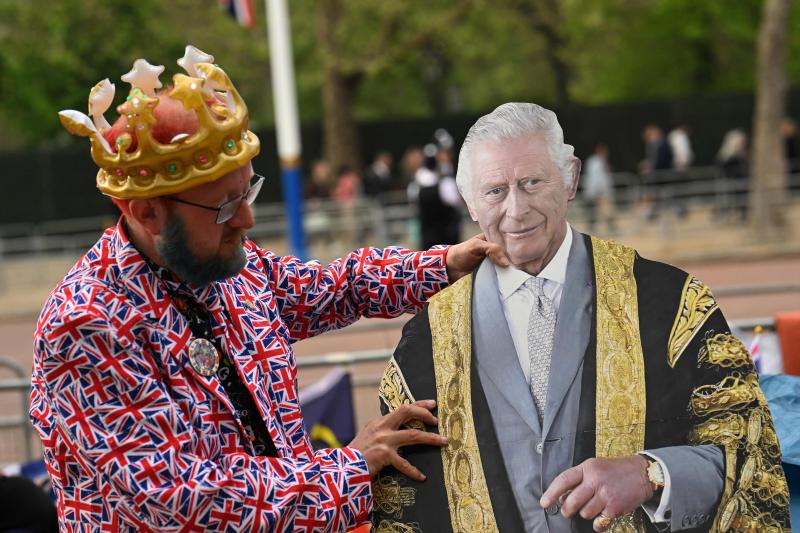 Un fan ajusta un recorte de tamaño real del rey Carlos III de Gran Bretaña, en The Mall en el centro de Londres.