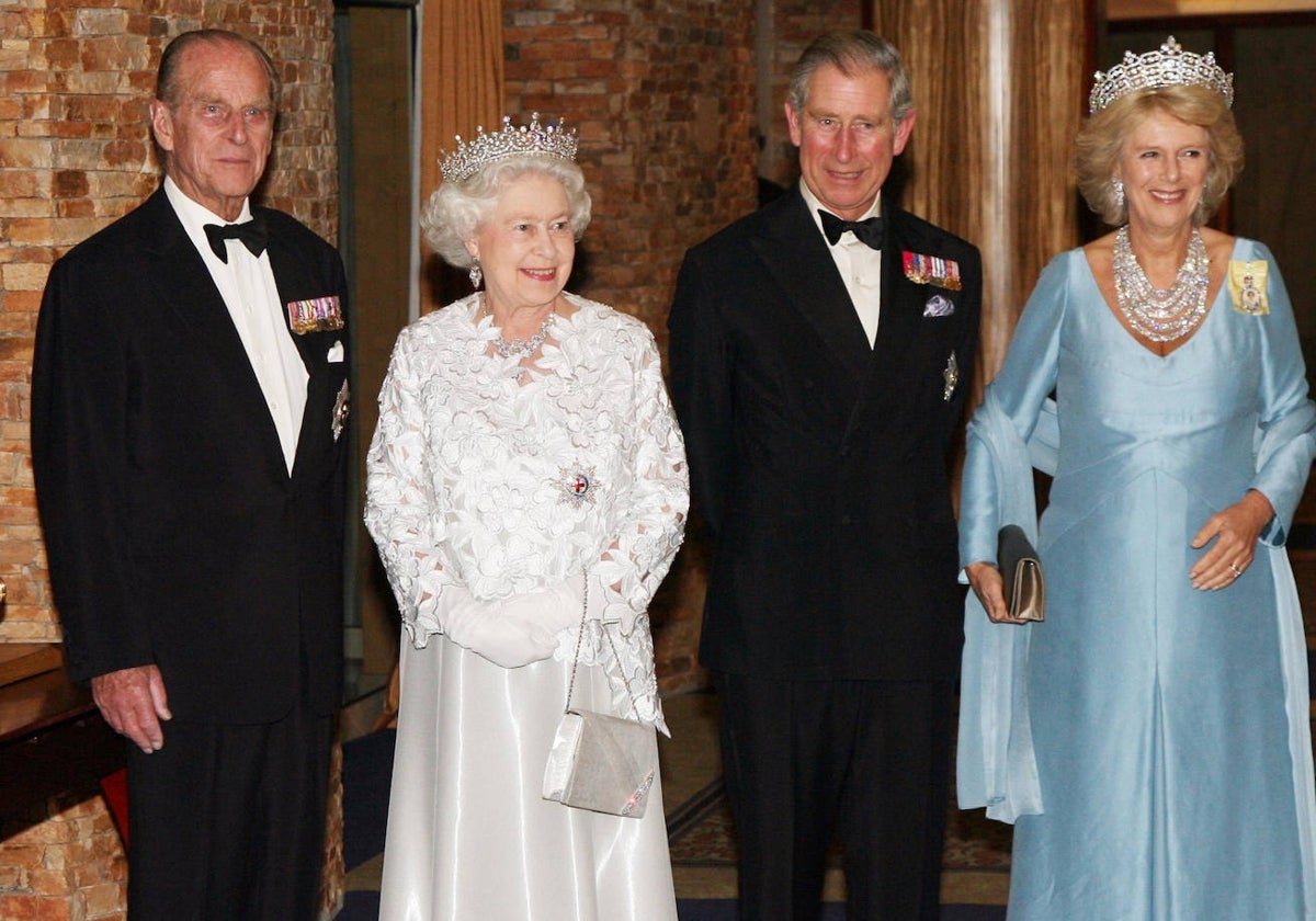 El Príncipe Felipe, Isabel II, Carlos de Inglaterra y Camila, en 2007 durante un viaje oficial a Uganda