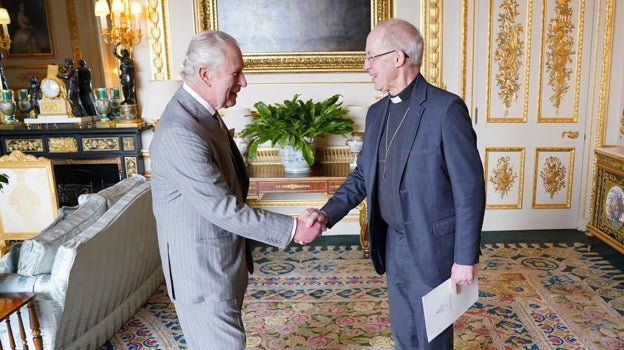 Carlos III saluda a Justin Welby, arzobispo de Canterbury