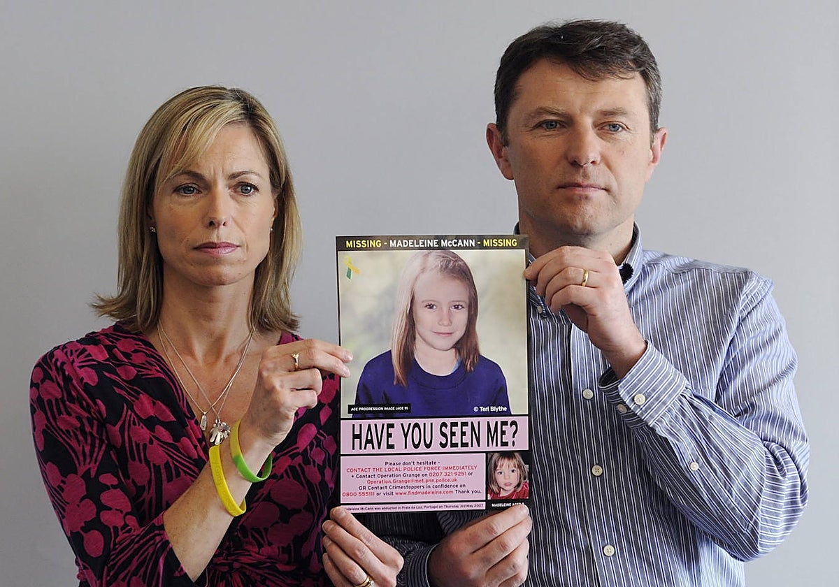 Los padres de Madeleine McCann sostienen una fotografía de la niña desaparecida