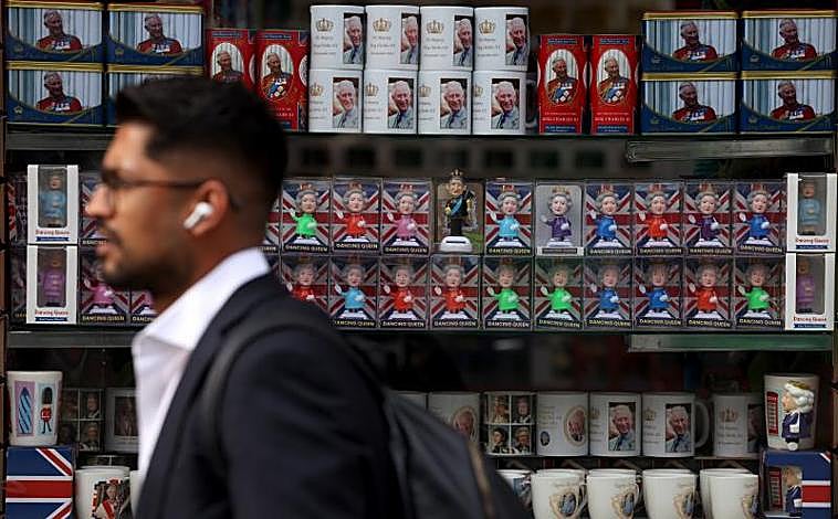 Imagen principal - Camila, borrada del &#039;merchandising&#039; real: ni en tazas, ni en camisetas ni siquiera en una postal