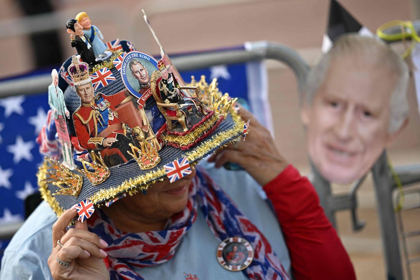 Miles de seguidores de la casa real se amontonan en las cercanías de palacio