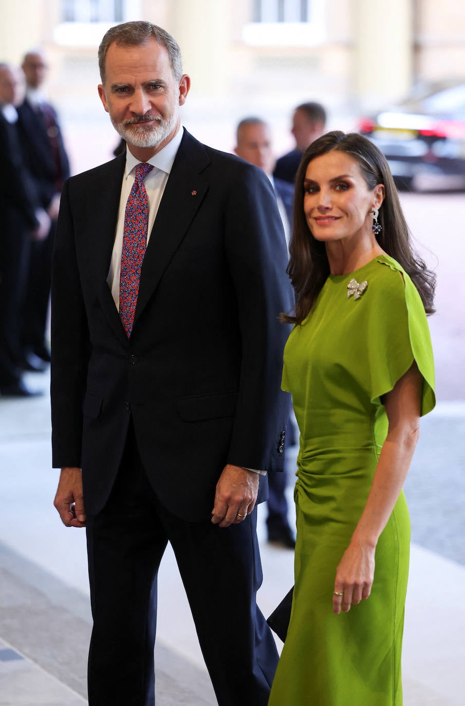 El rey Felipe VI y la reina Letizia de España llegan a la recepción del rey Carlos de Gran Bretaña en el Palacio de Buckingham en Londres
